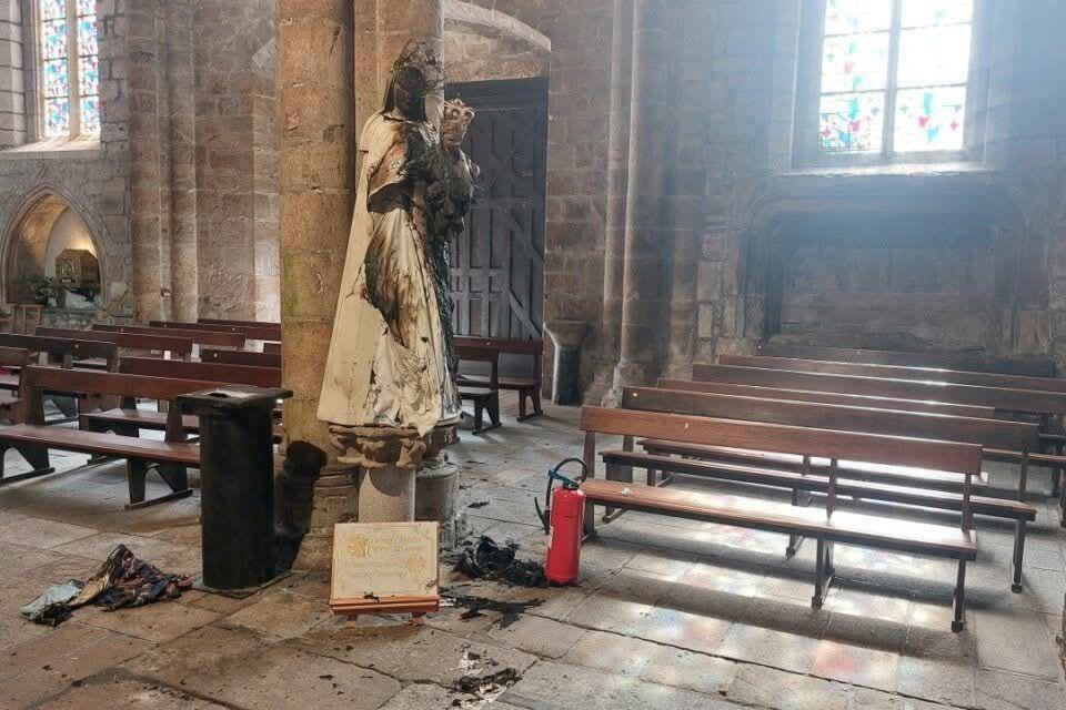 Un musulmán entró un templo católico de París, y prendió fuego a la imagen de la Virgen María.
Ni todas las religiones son iguales, ni llevan a Dios
Aviso a navegantes despistados: Las religiones que promueven el fanatismo y la violencia, no son de Dios, más bien de Satanás.