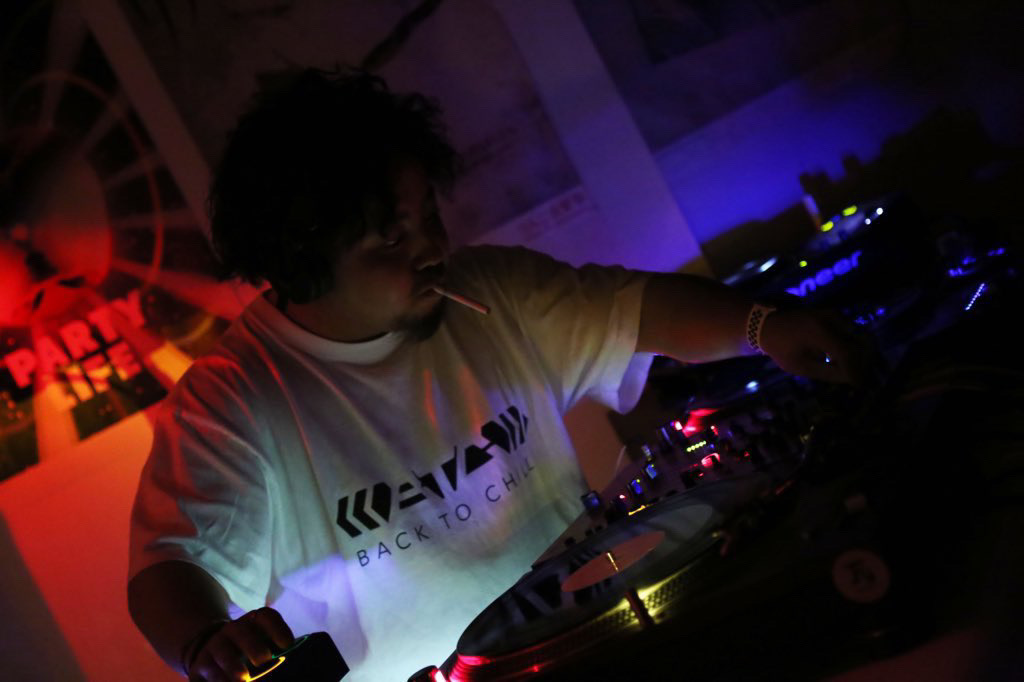 KakeruRecord's tweet image. 2025.09.26 SONY SONIC @SONIC_Matsumoto
Guestは日本最大のベースミュージックフェスの出場権を賭けたRoad to Outlook DJコンテストで3位に食い込む。
その確実なスキルと偏った思考でフロアを混乱の渦に巻き込む。酒と低音だけで生き続ける現代のソクラテス
massive @massive_jp_