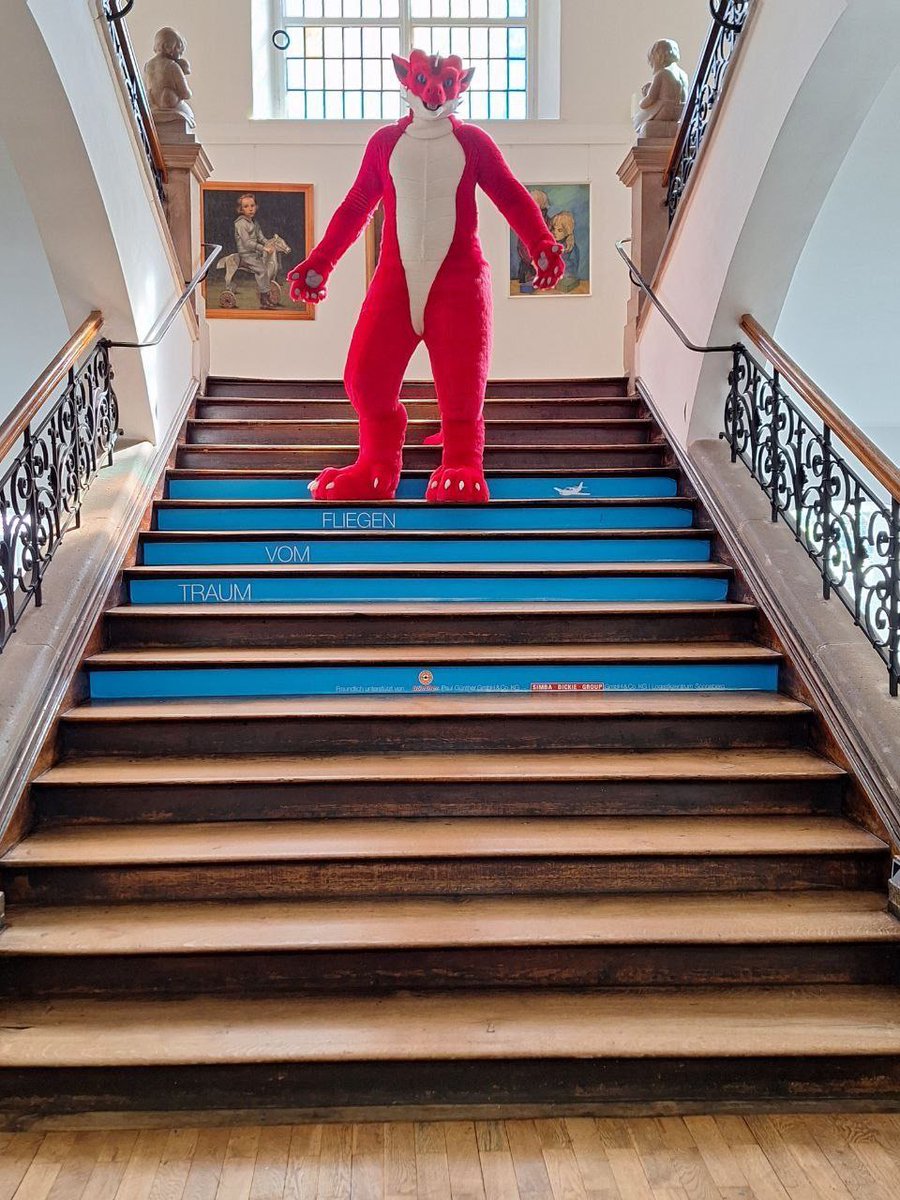 Hereinspaziert, hereinspaziert!
Seid dabei, wenn im Museum die Plüschtiere zum Leben erwachen und auf Wanderschaft gehen!
Am 27.09. begleiten wir in Sonneberg das Stadt- und Museumsfest.
Ihr möchtet euch dem erweckten Plüschtrupp anschließen? Dann seid dabei und meldet euch an!