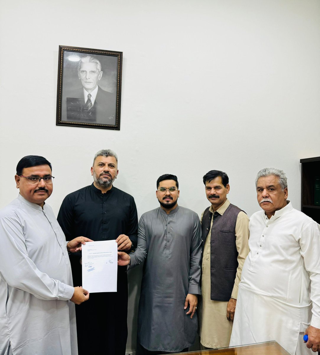 Najmmirza's tweet photo. سندھ اسمبلی میں “سندھ کلائمیٹ چینج فریم ورک ایکٹ 2025” جمع کروا دیا گیا

سندھ اسمبلی میں رکن صوبائی اسمبلی نجم مرزا نے نجی بل کے طور پر “سندھ کلائمیٹ چینج فریم ورک ایکٹ 2025” جمع کروا دیا۔ یہ بل صوبے میں ماحولیاتی تبدیلی کے بڑھتے ہوئے خطرات—بشمول ہیٹ ویوز، سیلاب، خشک سالی، سمندری سطح میں اضافہ اور ساحلی کٹاؤ—کا مؤثر تدارک کرنے کے لیے جامع قانونی فریم ورک فراہم کرتا ہے۔

بل کے مقاصد میں سندھ کلائمیٹ چینج اتھارٹی کا قیام شامل ہے جو آزاد اور تکنیکی ادارے کے طور پر کام کرے گی۔ اس کے تحت کاربن بجٹ، صوبائی گرین ہاؤس گیس انوینٹری، کلائمیٹ رسک اسکریننگ اور کلائمیٹ ایکشن پلان کی تیاری اور عملدرآمد لازمی قرار دیا گیا ہے۔

بل میں سندھ کلائمیٹ چینج فنڈ قائم کرنے کی تجویز دی گئی ہے، جس کے ذریعے متاثرہ کمیونٹیز کو ایمرجنسی ریلیف، ریزیلینس پروجیکٹس اور فطرت پر مبنی حل (Nature-based Solutions) فراہم کیے جائیں گے۔ فنڈ کے شفاف استعمال کو یقینی بنانے کے لیے سخت آڈٹ اور شفافیت کے قواعد بھی شامل ہیں۔

قانون کے تحت سندھ بھر میں کلائمیٹ پروٹیکٹڈ زونز قائم کیے جائیں گے جن میں مینگروز، ڈیلٹا، ویٹ لینڈز اور دیگر نازک ماحولیاتی نظام شامل ہوں گے۔ متاثرہ افراد اور ماحولیاتی مہاجرین کو سماجی تحفظ دینے، روزگار بحالی اور قانونی حیثیت دینے کی شقیں بھی بل کا حصہ ہیں۔

اس کے علاوہ، پرائیویٹ سیکٹر کے بڑے اداروں کو سالانہ گرین ہاؤس گیس انوینٹری اور کلائمیٹ رسک ڈسکلوزر رپورٹس دینا لازمی ہوگا، جبکہ حکومت کم کاربن اشیاء و خدمات کے لیے گرین پروکیورمنٹ رولز متعارف کرائے گی۔

اہم ترین پہلو کلائمیٹ جسٹس ٹریبونل کا قیام ہے جو ماحولیاتی تنازعات اور شکایات پر فوری فیصلے دے گا، جبکہ سالانہ اسٹیٹ آف کلائمیٹ رپورٹ صوبائی اسمبلی میں جمع کروائی جائے گی۔

ماہرین کے مطابق، یہ بل سندھ کو نہ صرف پاکستان بلکہ خطے میں ماحولیاتی قانون سازی کے اعتبار سے ایک ماڈل صوبہ بنانے کی سمت اہم قدم ہے۔
#NajamMirza #korangi #PS94
#Sindh #Karachi
@KamalMQM