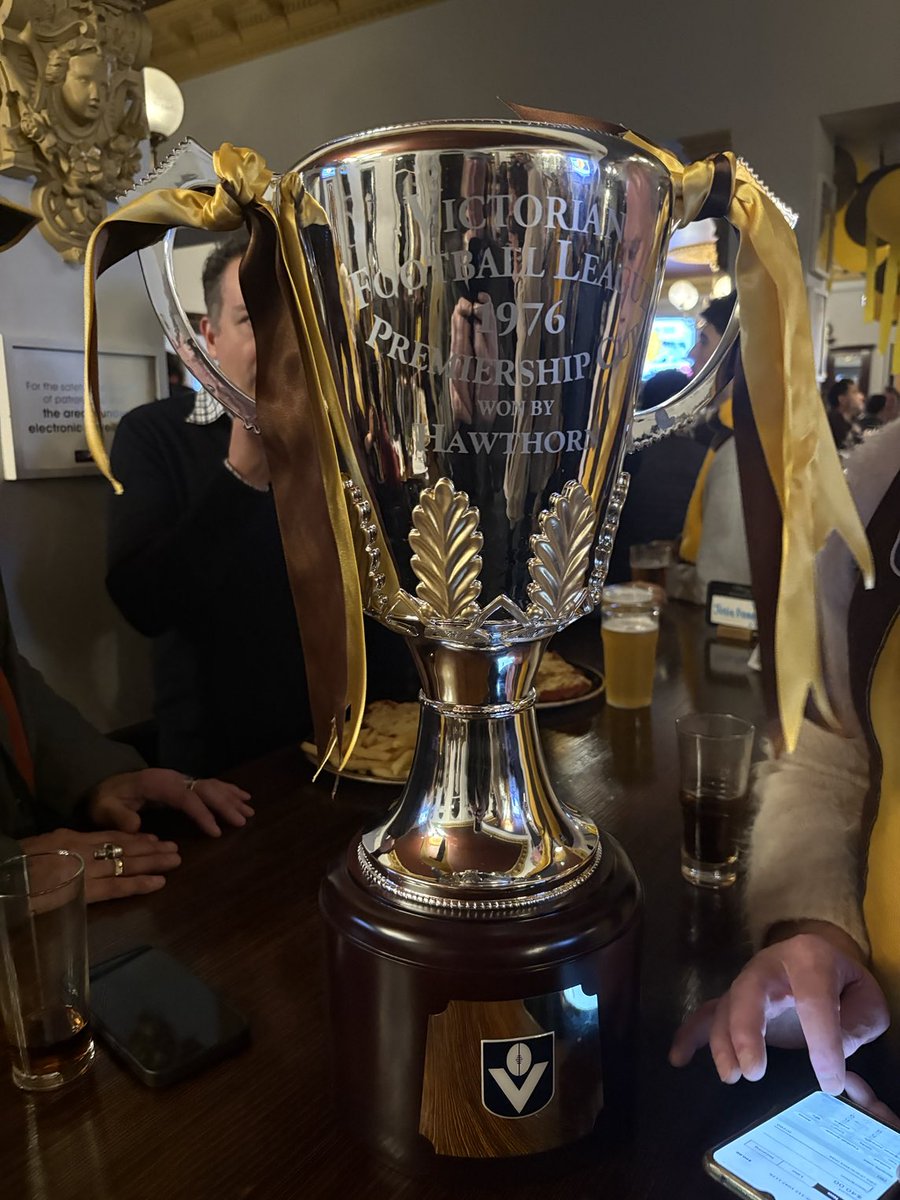 Glenferrie Hotel has some football royalty in attendence
#always #AFLcrowshawks