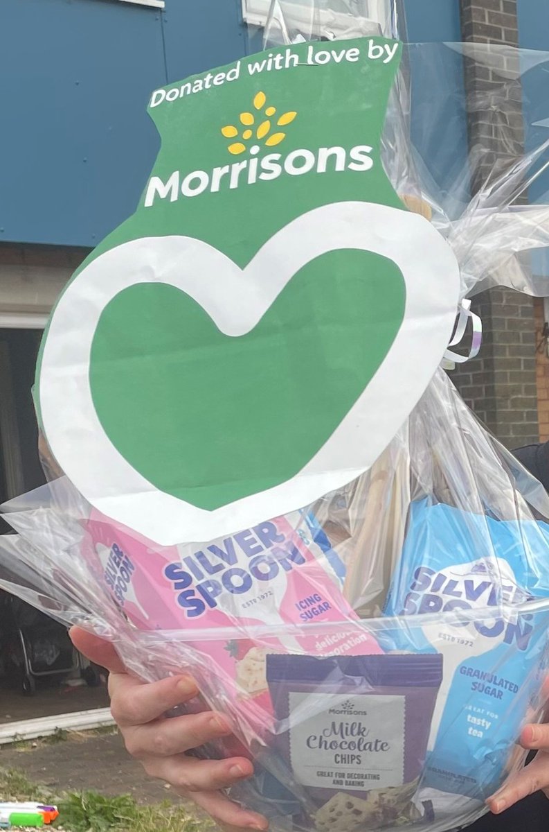 Dyma'r hamperi gwych a roddwyd yn garedig gan <a href="/Tesco/">Tesco</a> a <a href="/Morrisons/">Morrisons</a> ar gyfer enillwyr #BigBirthdayBake! 🎂

Diolch eto i bawb a gefnogodd ein hymgyrch pen-blwydd GIG 💚

#EichElusenGIG💚