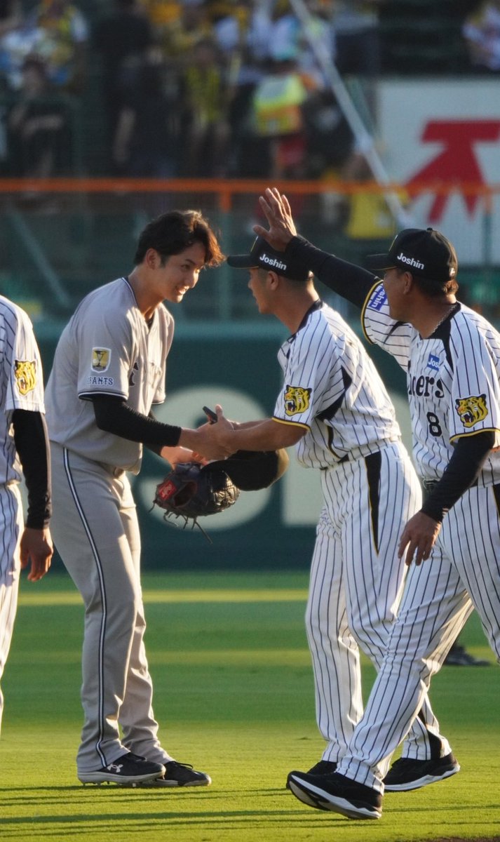 大阪桐蔭の先輩と🤝
#西岡剛 さん
#横川凱 投手

2025.8.31
🏟阪神甲子園球場