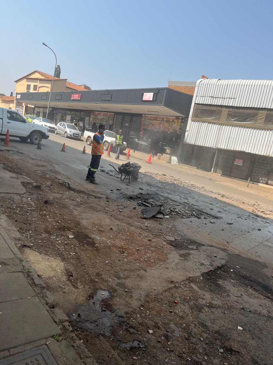 City_Ekurhuleni's tweet photo. ๐ง #KemptonPark Update: Road patching is in full swing on West Street! Potholes are being fixed to make our streets safer for everyone. Drive safely and stay tuned for more updates! #ServiceDeliveryFriday #CoEWorks https://t.co/Kq2DFuayaj