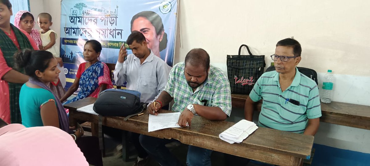 aitcshuvranshu's tweet image. আজ ইংরেজবাজার পৌরসভার ২৯ নম্বর ওয়ার্ডে আমাদের পাড়া আমাদের সমাধান ক্যাম্পে সকল নেতৃত্বদের নিয়ে আমরা  উপস্থিত হয়েছিলাম।  
#AmaderParaAmaderSomadhan #TMYC #MamataBanerjee #AbhishekBanerjee 
@AITCofficial @MamataOfficial @abhishekaitc @KunalGhoshAgain @sayani06 @PrasenjitDas446