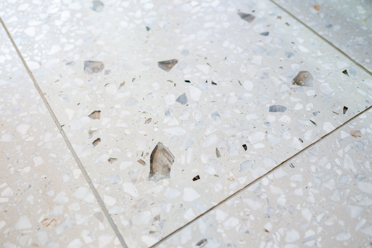 ＼レンズ廃材を本社床デザインにアップサイクル！／

実は、本社/イノベーションセンターの床には、半導体・FPD露光装置向けの投影レンズなどに使用される光学ガラスの廃材が散りばめられているんです！