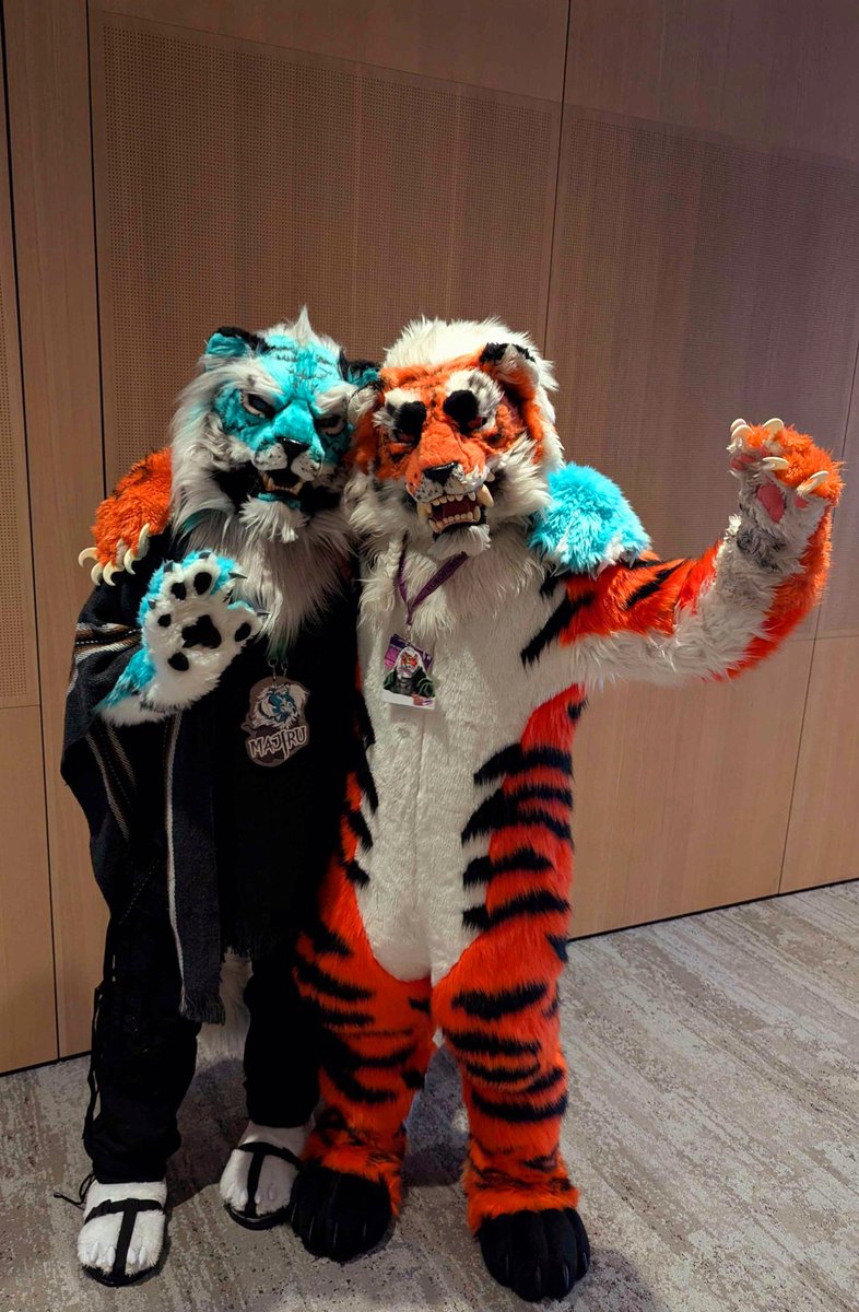 I meet my real brother at Eurofurence 🐯🐾🐯

Both of us 🧵 <a href="/qijing260570760/">qijin（霉虎工作室）</a>
🐯 <a href="/Gaheron/">Majiru</a>
#EF29
#FursuitFriday