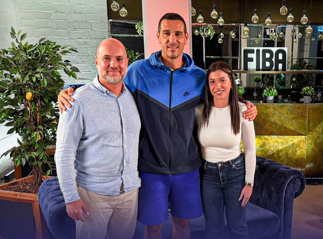 "Το ξέρετε ότι υπάρχει μια κατηγορία ανθρώπων που προκαταβάλλουν, λένε το αρνητικό, αυτό που μπορεί να συμβεί, ώστε αν συμβεί, να λένε"εγώ το είχα πει".  Αν τελικά έρθει η επιτυχία, τότε κρύβονται. Αυτό δεν θα σταματήσει ποτέ".

Ο Νίκος Ζήσης στο SPORT24:

sport24.gr/basket/o-nikos…