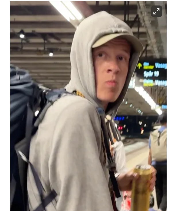 Stort_allvar's tweet photo. Nick Alinia:
"Den maskerade vänsterextremisten som kom upp i mitt ansikte och uppmanade mig till självmord på Stockholms central heter Hilding Wejryd och är barnbarn till tidigare ärkebiskopen."

Varför skriver inte gammelmedia om det och frågar Anders Weirud om det?
Ifrågasätter barnuppfostran och ansvar, vrider och vänder på det dag efter dag, precis om med ministerns son (vilket inte ens var dagsaktuellt)
@svtnyheter @Nyheterna @dagensnyheter