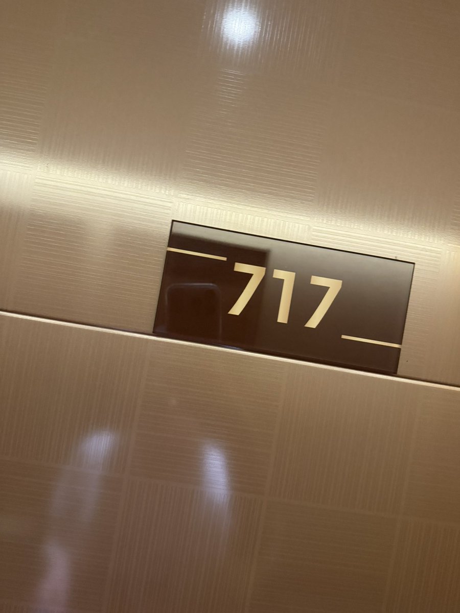 ホテル着いた〜！
部屋が17だなんてめっちゃ良いじゃ〜ん👍🏻