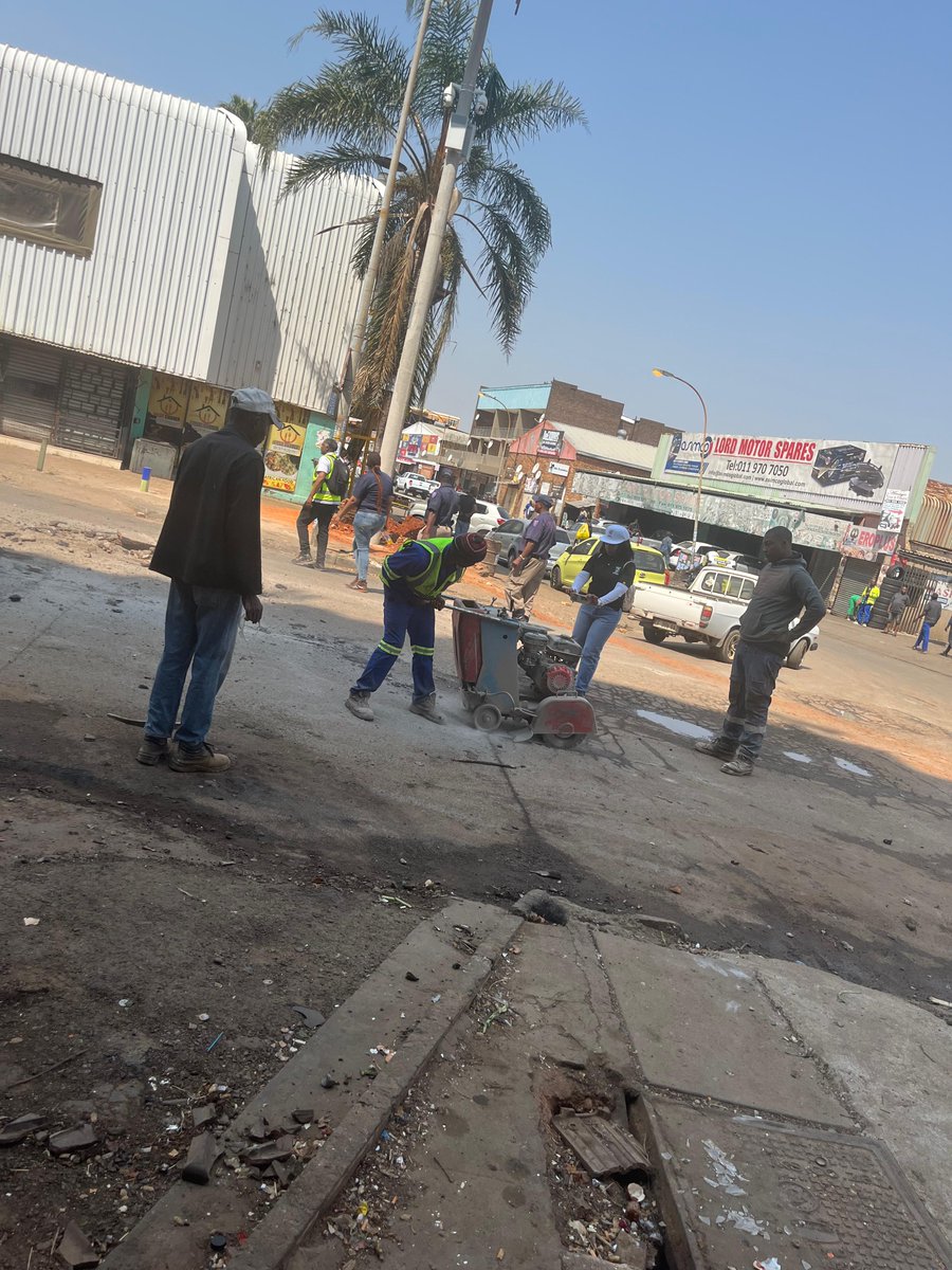 City_Ekurhuleni's tweet photo. ๐ง #KemptonPark Update: Road patching is in full swing on West Street! Potholes are being fixed to make our streets safer for everyone. Drive safely and stay tuned for more updates! #ServiceDeliveryFriday #CoEWorks https://t.co/Kq2DFuayaj