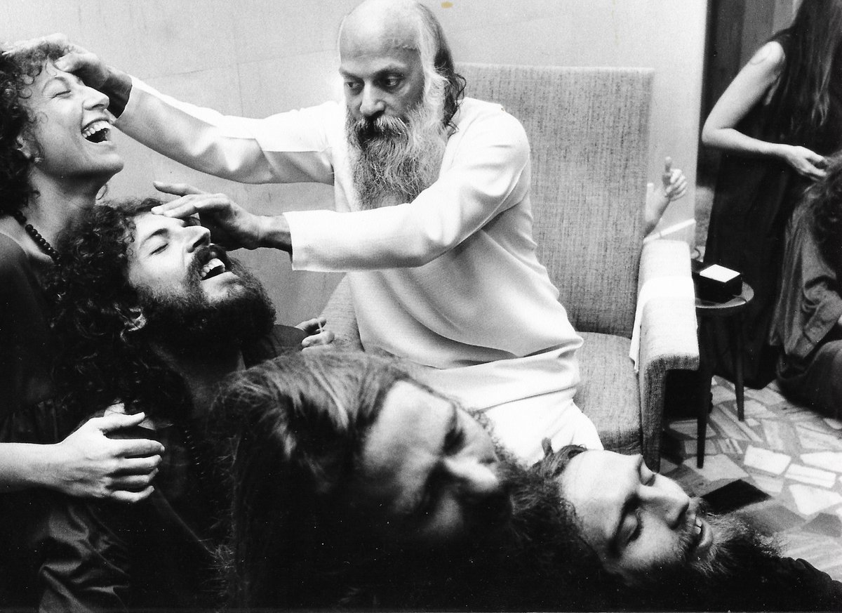 Bir yıl önce vefat eden merhum Nihat Özbudun'un hayat seramcemesini iki kapak arasında okurlara sunmak kendi adıma bahtiyarlık. Hippilikten dervişliğe giden müthiş bir serüven. Aslında bu bulmuş ve olmuş arayanların ibretâmiz hikayesidir. Ya arar gibi görünenlere ne demeli?