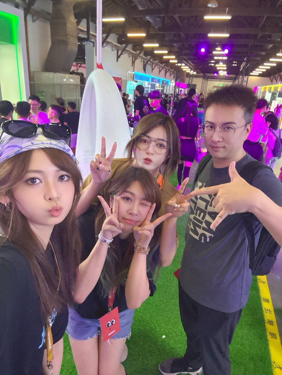 chochou33's tweet image. 「我明牌，你隨意」
成年人的世界裡
藏著太多虛與委蛇的較量

不搞心機 ， 不彎彎繞繞， 我們都是好朋友
無論各自來自哪個背景，我們都是理解、尊重、舒服的對待彼此 。

這大概是幣圈昇華我們的格局，
只跟舒服的人雖然走在不同的發展路徑
但我們確實很難得可貴的友情…