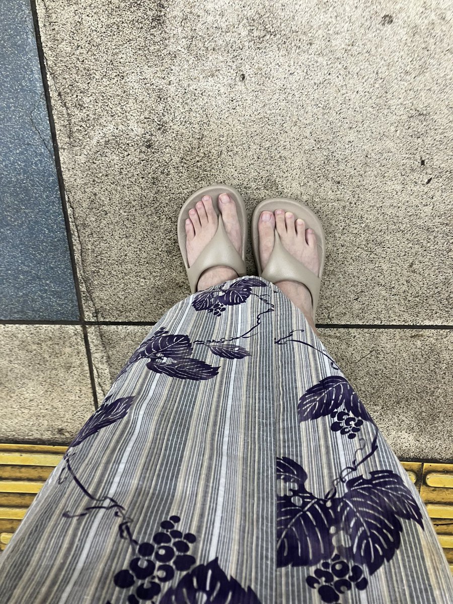 夏の最後に浴衣着よーって出てこようとしたら、雨降りそーな天気💦
慌てて洗濯物は取り込んだけど、もうすでに開演ギリギリ💦着替える暇なし🙅‍♀️

仕方ないから足元だけ雨仕様なチグハグコーデ😂
ま、いっか。
下駄よりラクやしね😂