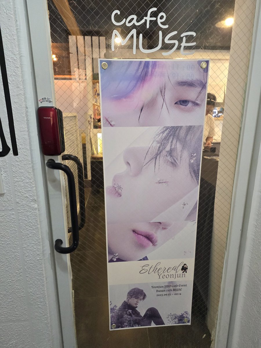 hyenn_TXT's tweet photo. #Ethereal_YeonJun 
일단 생카 포스터가 너무 이뻤고
바인더가 포함된 세트가 있는 것도 너무 좋았음
까페 자체가 평소에도 굿즈 파는 샵인것 같았음
사장님이 주최자이신것 같았는데 친절하셨고
럭드 카드결제 되는 것도 신기했음 https://t.co/Is7FmQ7YDp
