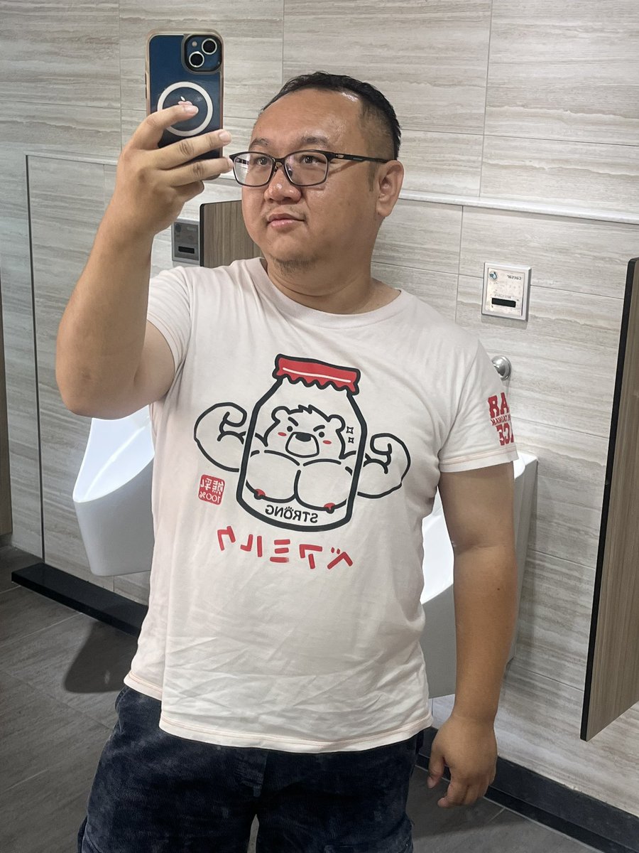 其實平常是穿這件當睡衣的，上班不太可能穿這件。

￼今天公司產品上版，7:30就要到公司，根本來不及換衣服，就這樣出門。

￼別人會不會以為我來西門町