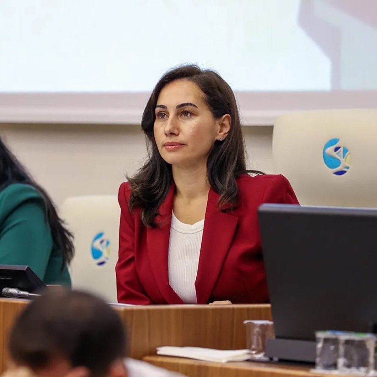 CHP'den istifa eden Beykoz Belediye Başkanvekili Özlem Vural Gürzel, AK Parti'ye katılacakmış…

Bunlar mı AKP oldu yoksa AKP mi CHP yani devlet partisi oldu anlamadım