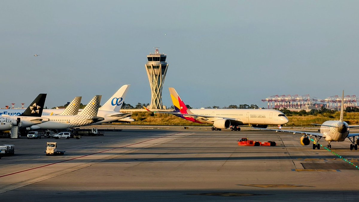 📊 El Aeropuerto de Barcelona-El Prat supera por segunda vez los 5,5 millones de pasajeros en un único mes.

Estadísticas del mes de agosto.👇

💼 Pasajeros: 5.673.319 (+4,8% s/2024)

🛫 Vuelos: 33.296 (+3,7%)

📦 Carga (t): 16.210 (+9,2%)