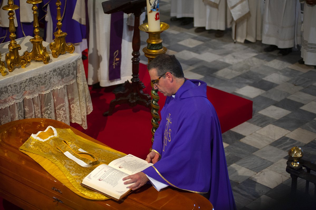 Archidiócesis de Sevilla (@archisevilla1) on Twitter photo GALERÍA 📸 Exequias del padre Pedro Elena, celebradas ayer jueves en Lebrija (Fotos Mario). Presidió <a href="/ArzobispoSaiz/">José Ángel Saiz Meneses</a> 📷 archisevilla.org/gallery/exequi… GALERÍA 📸 Exequias del padre Pedro Elena, celebradas ayer jueves en Lebrija (Fotos Mario). Presidió <a href="/ArzobispoSaiz/">José Ángel Saiz Meneses</a> 📷 archisevilla.org/gallery/exequi…