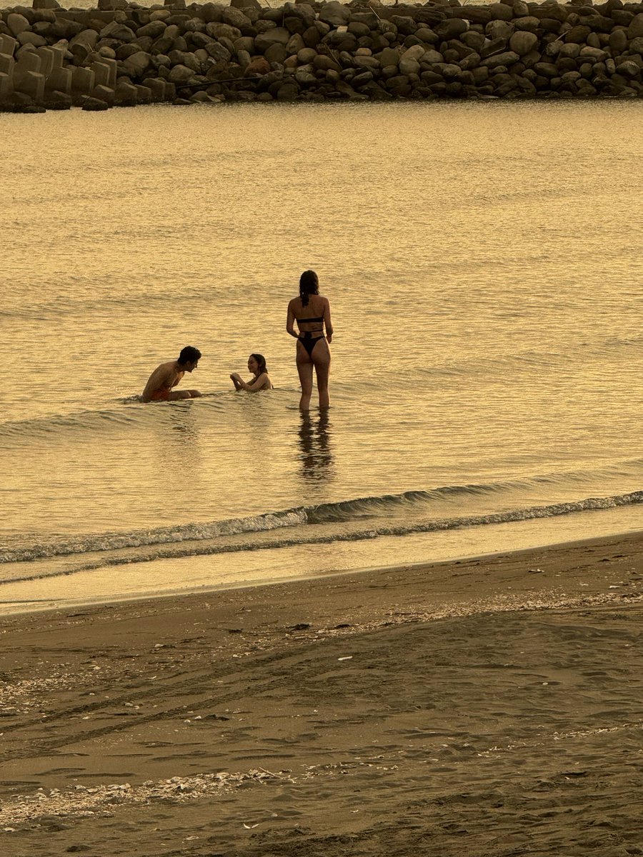 ocean20459461's tweet photo. 漁光島的午後夕陽一絲不掛的透視著我們夫妻

覺得這邊很適合晚上來野戰

重點有洋妞可以養眼（呵） https://t.co/PL5wNpmOzR