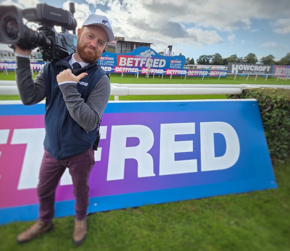 Branding team on point for day 2 of St Leger Festival live on #SkySportsRacing
📸 <a href="/furg88/">Fergus Waddell</a> <a href="/RaceTechUK/">RaceTech</a> #StLeger #stlegerfestival #RaceTech