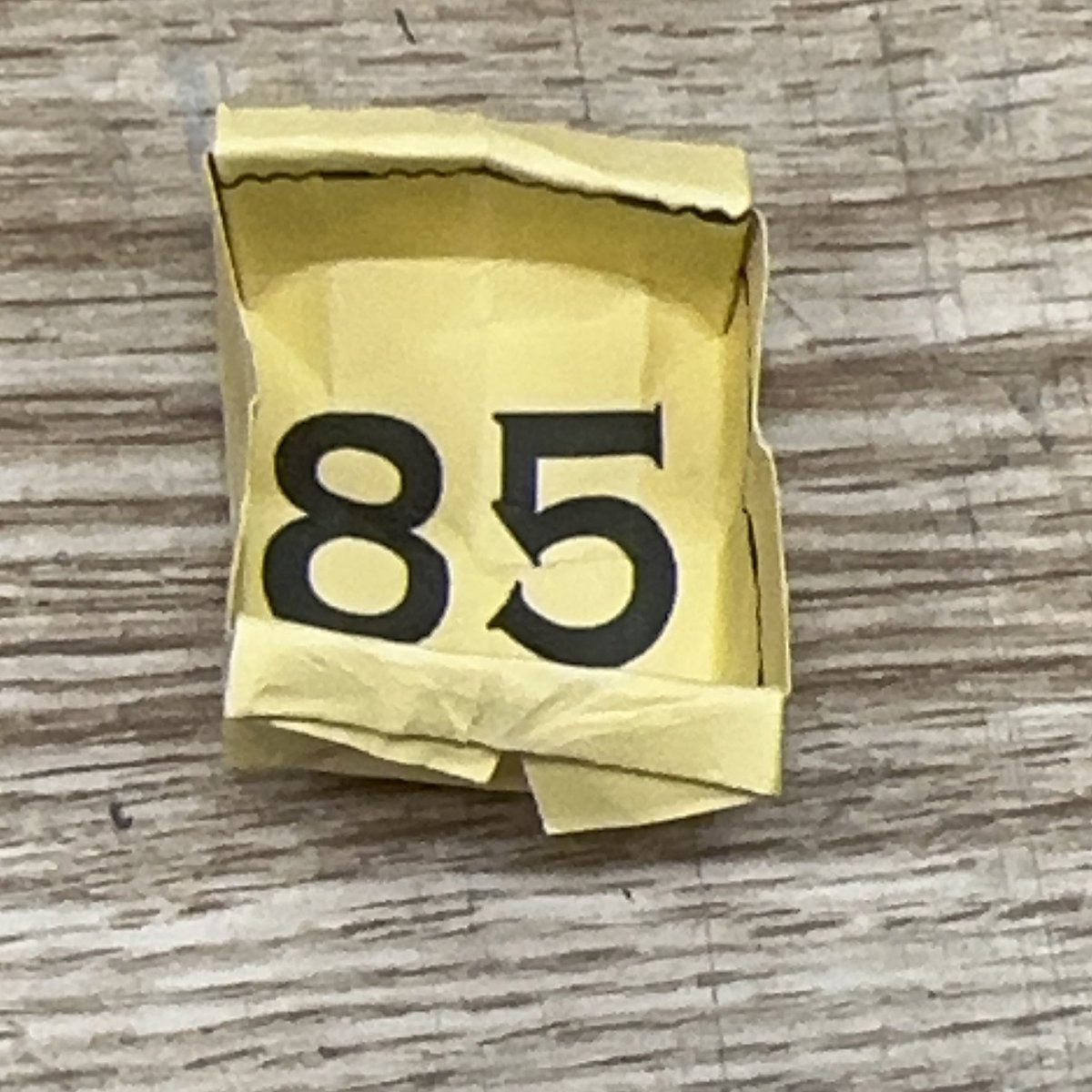 ポケットに入ってたアコスタの紙で箱作ったら85（ハコ）だった