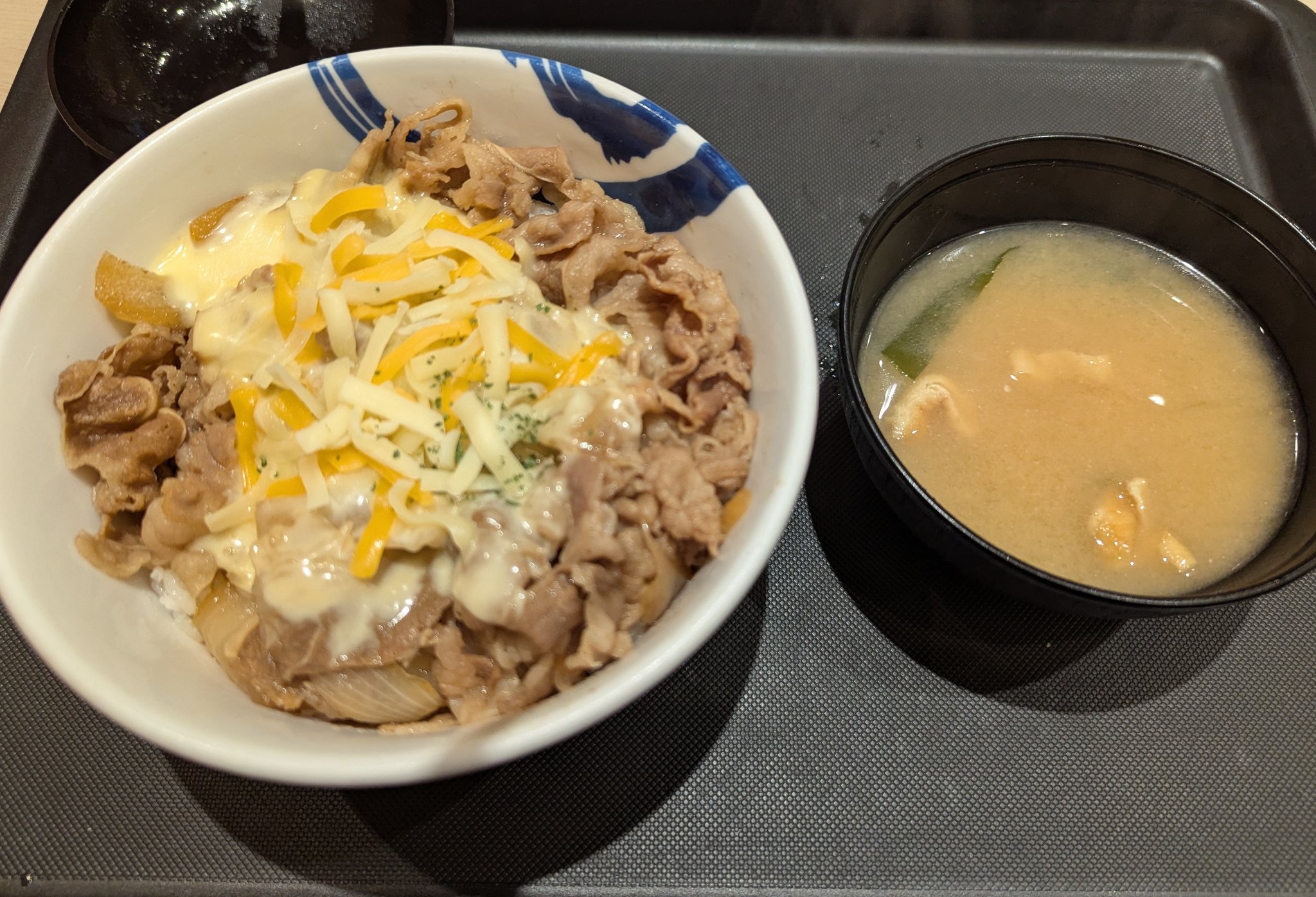 チーズ牛丼ページ チー牛へ贈るチー牛弁当。﻿ ﻿ ( ・∀・)ﾉ —===≡≡≡ =͟͟͞͞