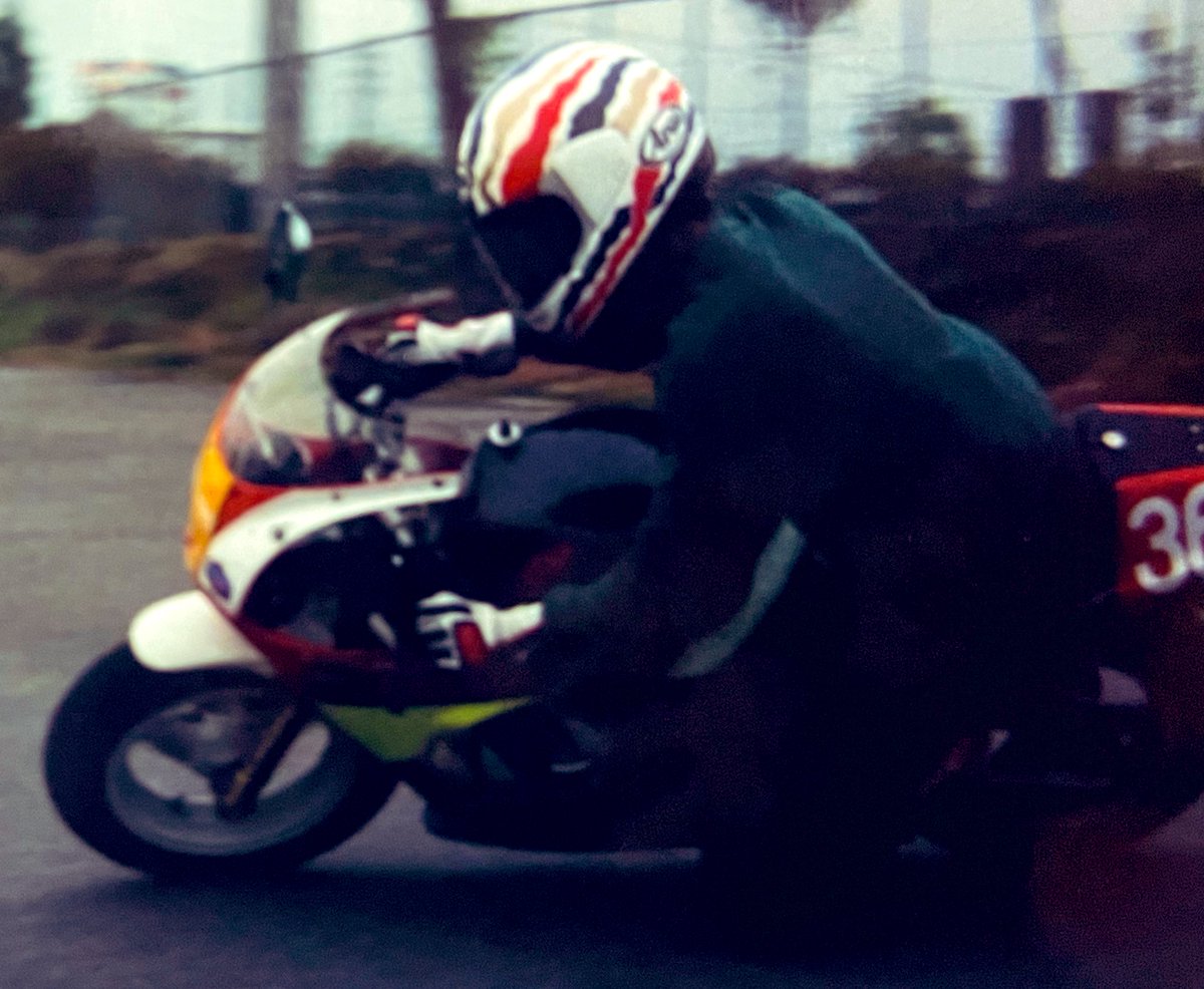 時代がそうだった
あるものは珍走し、あるものはレーサーに憧れ峠で無謀な走行を繰り返した。ただバイクに乗ることは至極当然で何も疑問に思わなかった。それが当然だと思っていた。そんな時代を生きた。そこに居るさえないオッサン、実は気合いの入ったライダーだったとか普通にあると思うw