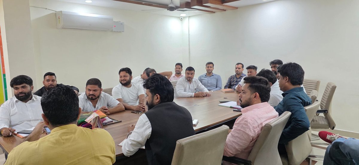 bjym_hapur's tweet photo. आज़ भाजपा युवा मोर्चा हापुड़ द्वारा सेवा पखवाड़ा अभियान" के निमित्त  जिला बैठक सम्पन्न हुई जिसमे आदरणीय जिलाध्यक्ष भाजपा श्री नरेश तोमर जी, जिला प्रवासी व क्षेत्रीय महामंत्री भाजयुमो श्री अनुज कश्यप जी ने संबोधित किया।| https://t.co/0cLRC25MEw