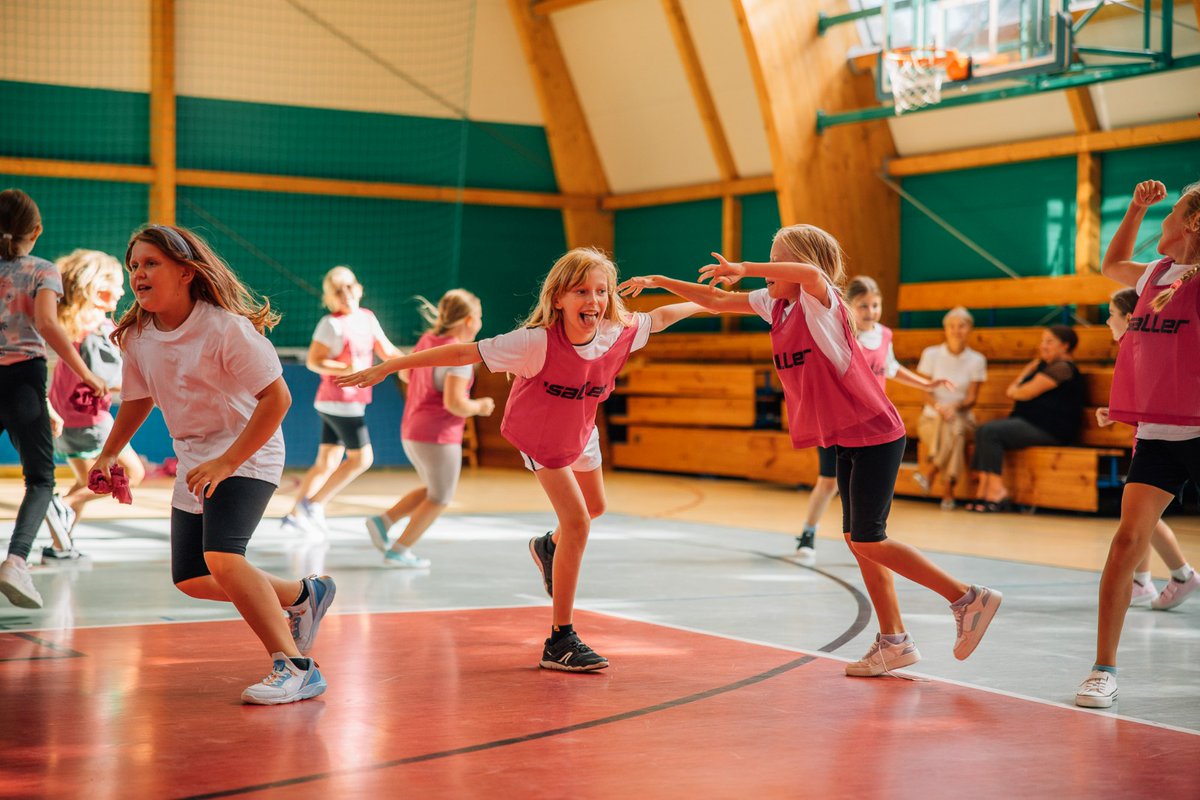 🚩 Kolejnym przystankiem projektu „zDolnośląskie Dzieciaki” była Szkoła Podstawowa im. Bolesława Chrobrego w Zawidowie! ⚽👧👦

Nasi trenerzy poprowadzili lekcję wychowania fizycznego z elementami piłki nożnej – dzieci bawiły się doskonale, a uśmiechy na ich twarzach to dla nas