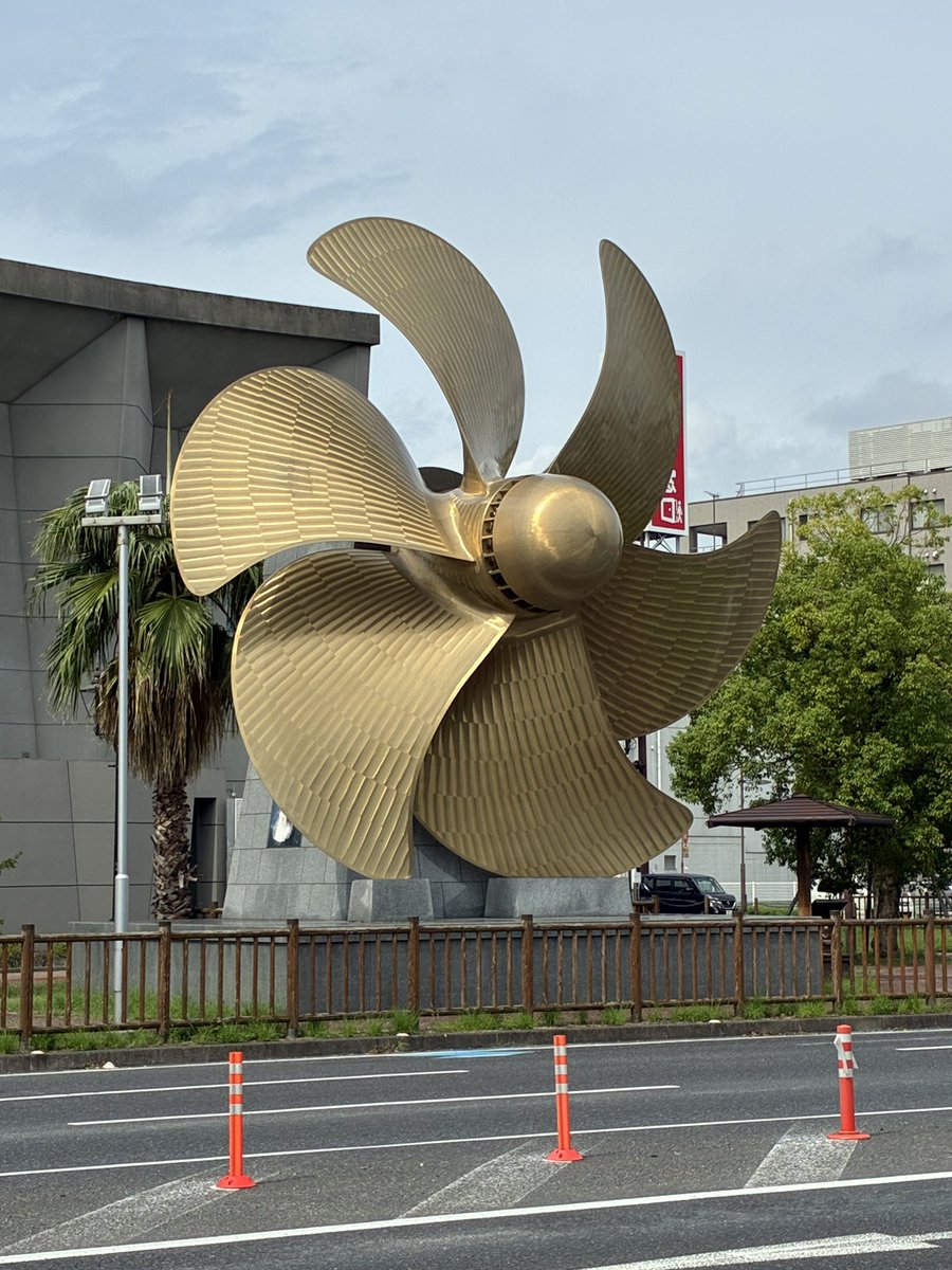 ToruGuide's tweet image. Imabari in Ehime, Japan, is famous for its shipbuilding. The monument of the most enormous propeller of a big tanker stands just in front of the city hall.