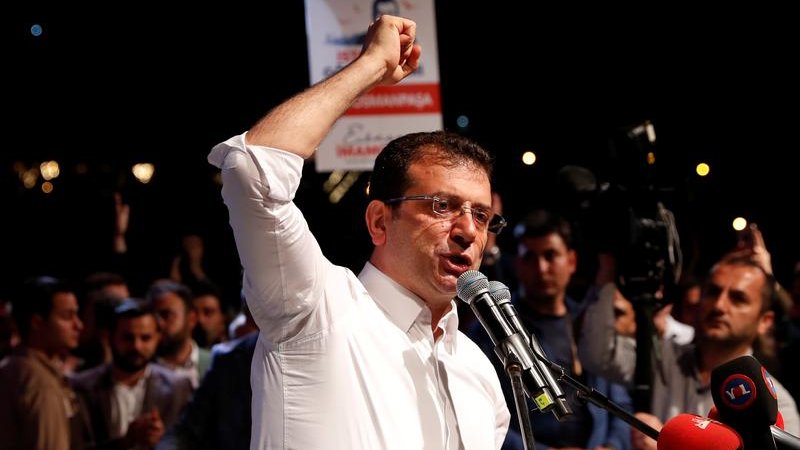 Ekrem İmamoğlu diploma davasında ilk kez hakim karşısında: Kolları sıvadı, salonda alkış koptu

▪️ İmamoğlu 'sıcak oldu' diyerek ceketini çıkarmak için hakimden müsaade istedi

▪️ Ceketini çıkaran İmamoğlu gömleğinin kollarını da sıvadı

▪️ İmamoğlu'nun kollarını sıvadığı esnada