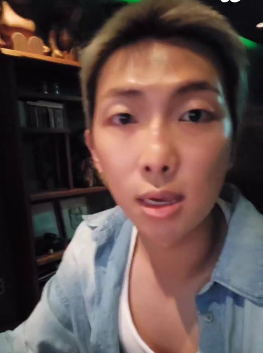 —TRADUCCIÓN DEL LIVE DE #NAMJOON EN WEVERSE ✨️🐨💜

🐨Es una noche preciosa
🐨Y un día precioso~
🐨¡Hola!
🐨Activé la opción de transmisión en vivo para coreano, así que no puedo evitar hablar en coreano.
🐨Supongo que es porque soy coreano, después de todo.
🐨Hice ejercicio(+)