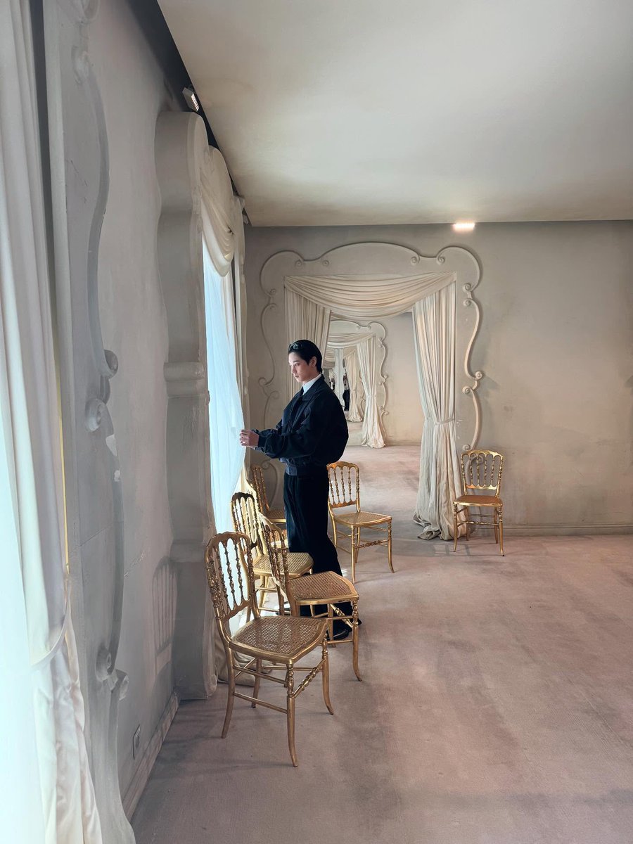 Saskiakiaa21's tweet photo. Framed by grace. A study in light, line, and the art of looking closer. The space itself tells a story. https://t.co/D4HFOJQ5zh