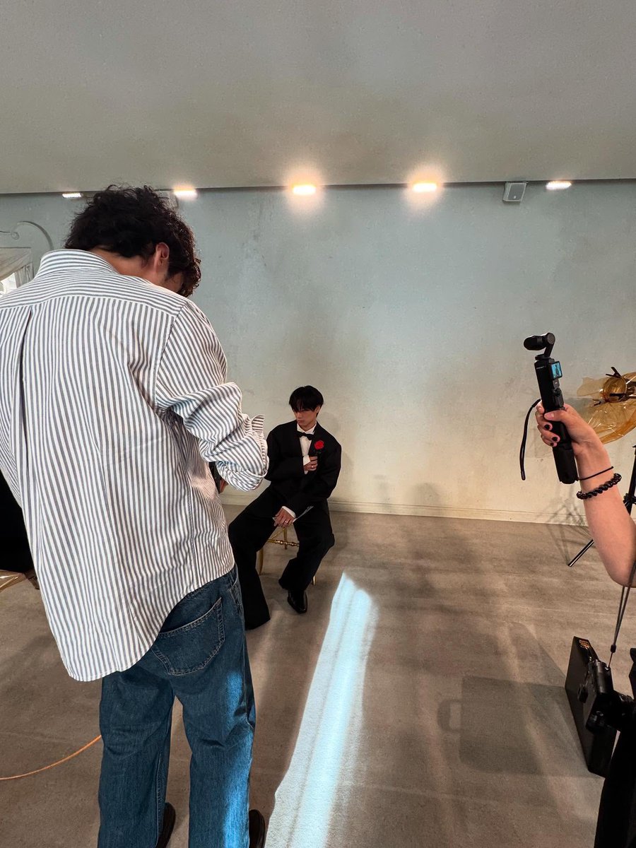 Saskiakiaa21's tweet photo. Behind the lens, art in the making. The raw energy of creation meets the polished elegance of the subject, capturing that perfect blend of effort and allure. https://t.co/yZzBQ4wmKx