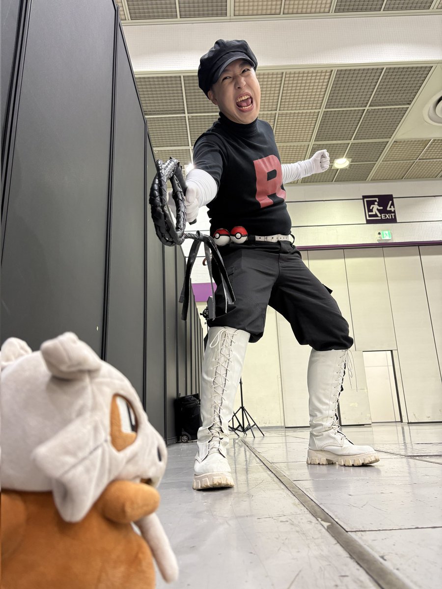 원작을 따라해보았다
※본 장면은 재현장면으로 촬영과정에서 어떤 포켓몬도 상해를 입지 않았음을 명시합니다