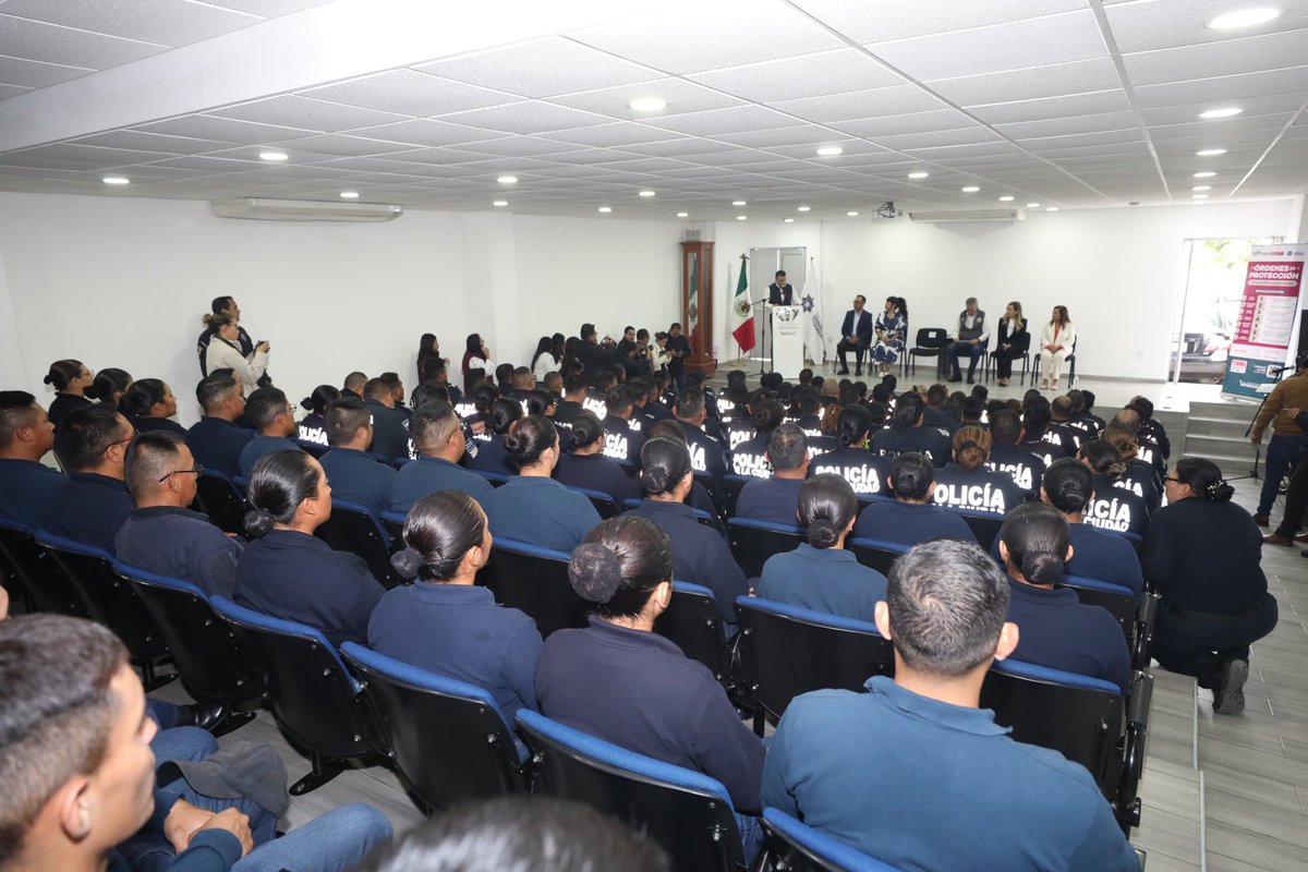 Reconozco a las y los más de 600 elementos de la Policía de la Ciudad que concluyeron su capacitación en la aplicación de órdenes de protección para niñas, adolescentes y mujeres.👮‍♂️👮

Trabajando de manera coordinada, reforzamos la capacidad de respuesta de nuestra Capital y