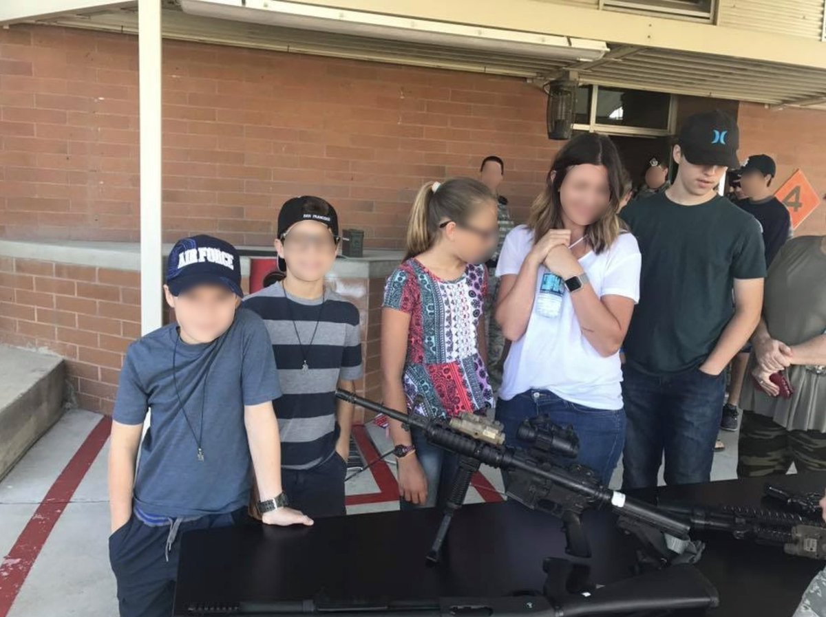 Mira, estoy bien sorprendido que el "autor confeso" de dar muerte a Charlie Kirk resulte ser un joven de Utah -de nombre Tyler Robinson-, criado en el seno de una familia conservadora pro Trump y defensora de la 2da enmienda (pro armas), aficionado a teorías de la conspiración...