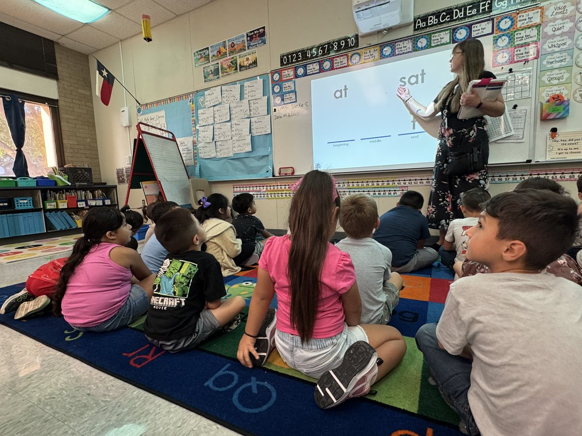 MrsCorleyAP's tweet image. Seeing writing and phonics instruction this morning makes my heart happy 🩷💚 #NoPlaceLikePCE #ProudAP 🌟