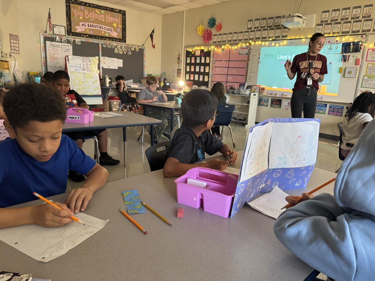 MrsCorleyAP's tweet image. Seeing writing and phonics instruction this morning makes my heart happy 🩷💚 #NoPlaceLikePCE #ProudAP 🌟