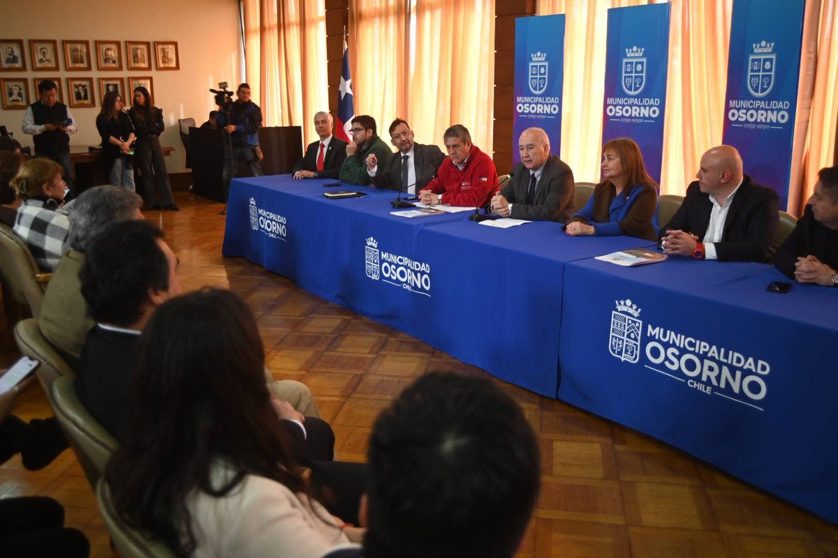 GoreLosLagos's tweet photo. Gobernador Alejandro Santana firma convenios por $4.000 millones en Osorno: nuevos Juzgados de Policía Local, reposición de veredas y mejoras en la Feria Pedro Aguirre Cerda. Más de 56 mil beneficiarios. 
#Osorno #GobiernoRegionalLosLagos #FNDR https://t.co/fHOPAIScL5