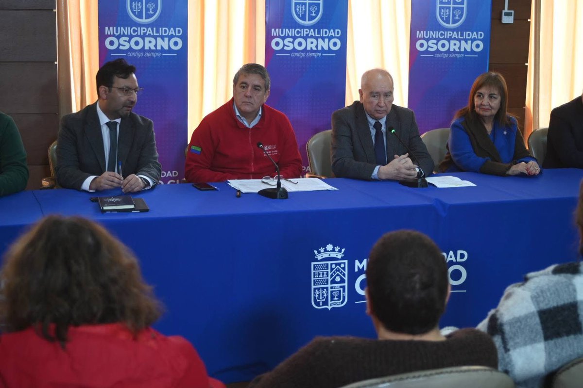 GoreLosLagos's tweet photo. Gobernador Alejandro Santana firma convenios por $4.000 millones en Osorno: nuevos Juzgados de Policía Local, reposición de veredas y mejoras en la Feria Pedro Aguirre Cerda. Más de 56 mil beneficiarios. 
#Osorno #GobiernoRegionalLosLagos #FNDR https://t.co/fHOPAIScL5