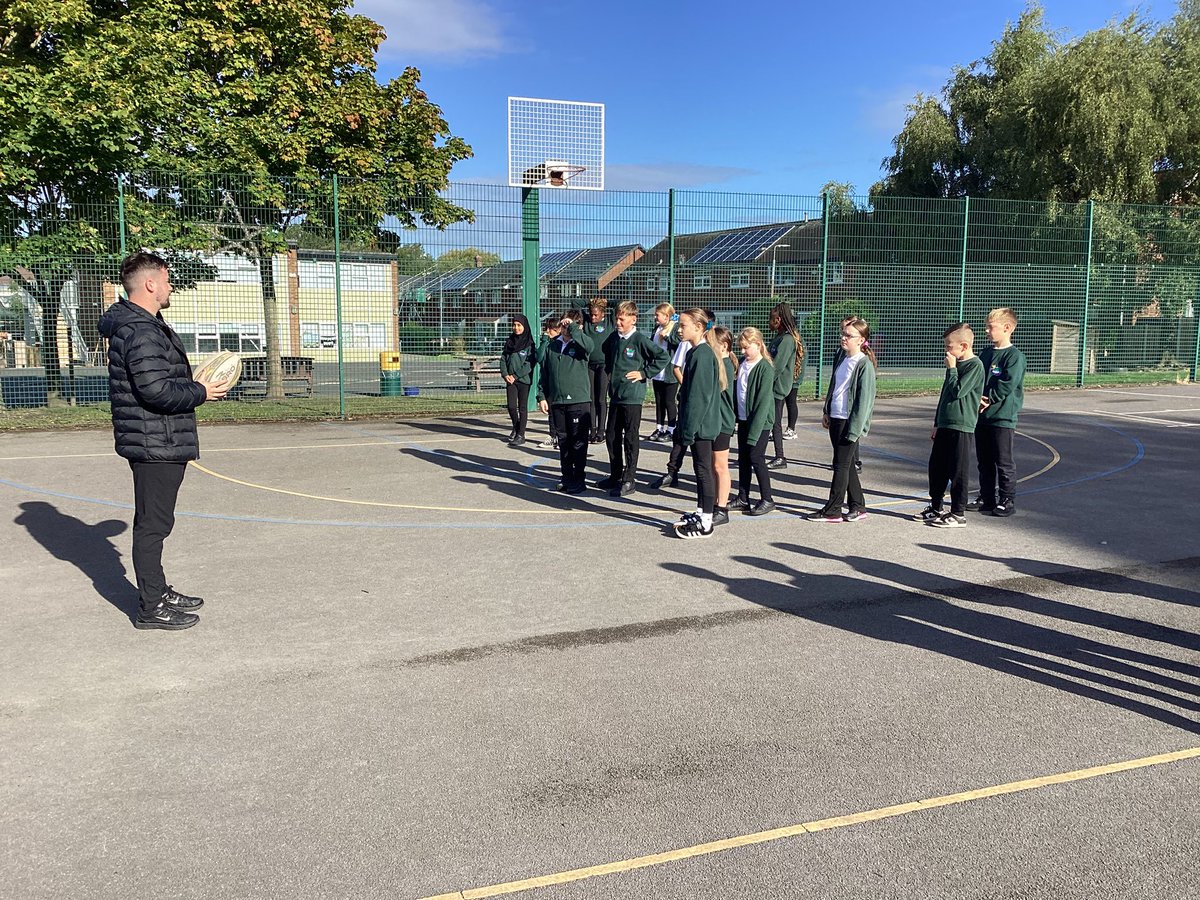 MrsFKausar's tweet photo. Team Aquamarine enjoying their first rugby session! A brilliant start to the week! 😊@TeamManorGreen #PE #Workingcollaboratively #teamwork https://t.co/OrI2CJTYUz