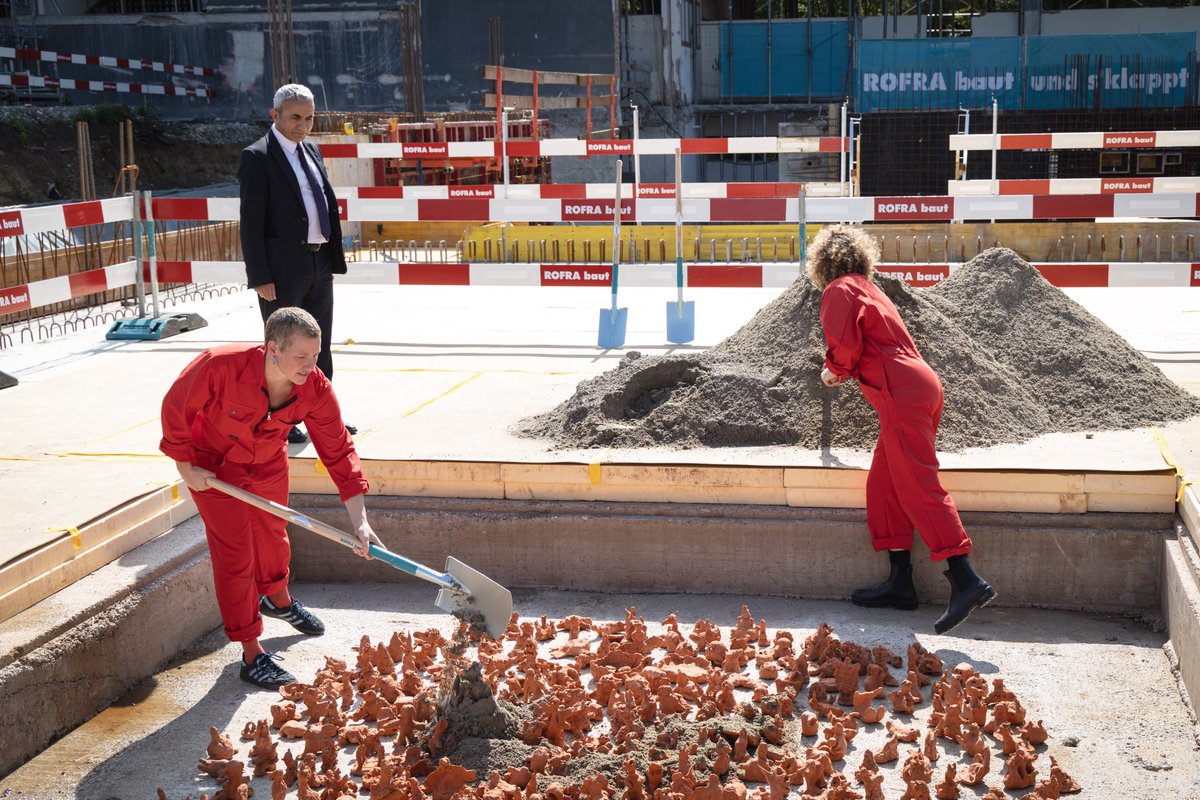 Heute habe ich gemeinsam mit vielen Beteiligten die Grundsteinlegung für den Erweiterungsbau des Christoph-Merian-Schulhauses gefeiert. Besonders schön waren die kleinen Lehmfiguren als Schutzgeister, gestaltet von den Schulkindern.

#BaselStadt #Bildung