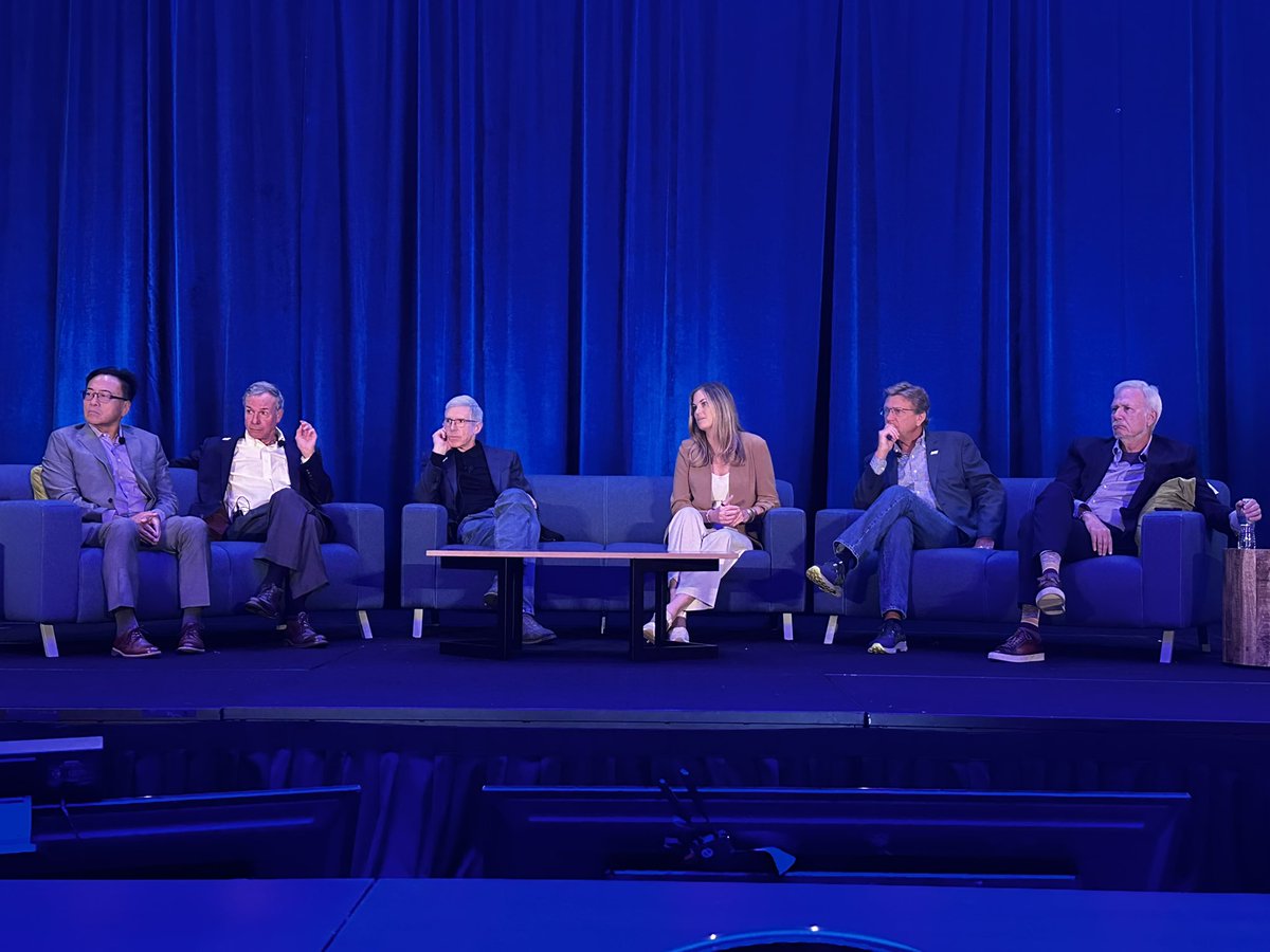 Day 2 of #AFS2025 opened with Managing GERD in 2025 — fascinating talks by Drs. Kahrilas, Chang, Lipham &amp; Bell, followed by a lively panel discussion with Drs. Katz &amp; Houghton.
From refractory GERD to MSA, cTIF &amp; beyond, a powerful session on the evolving antireflux landscape!