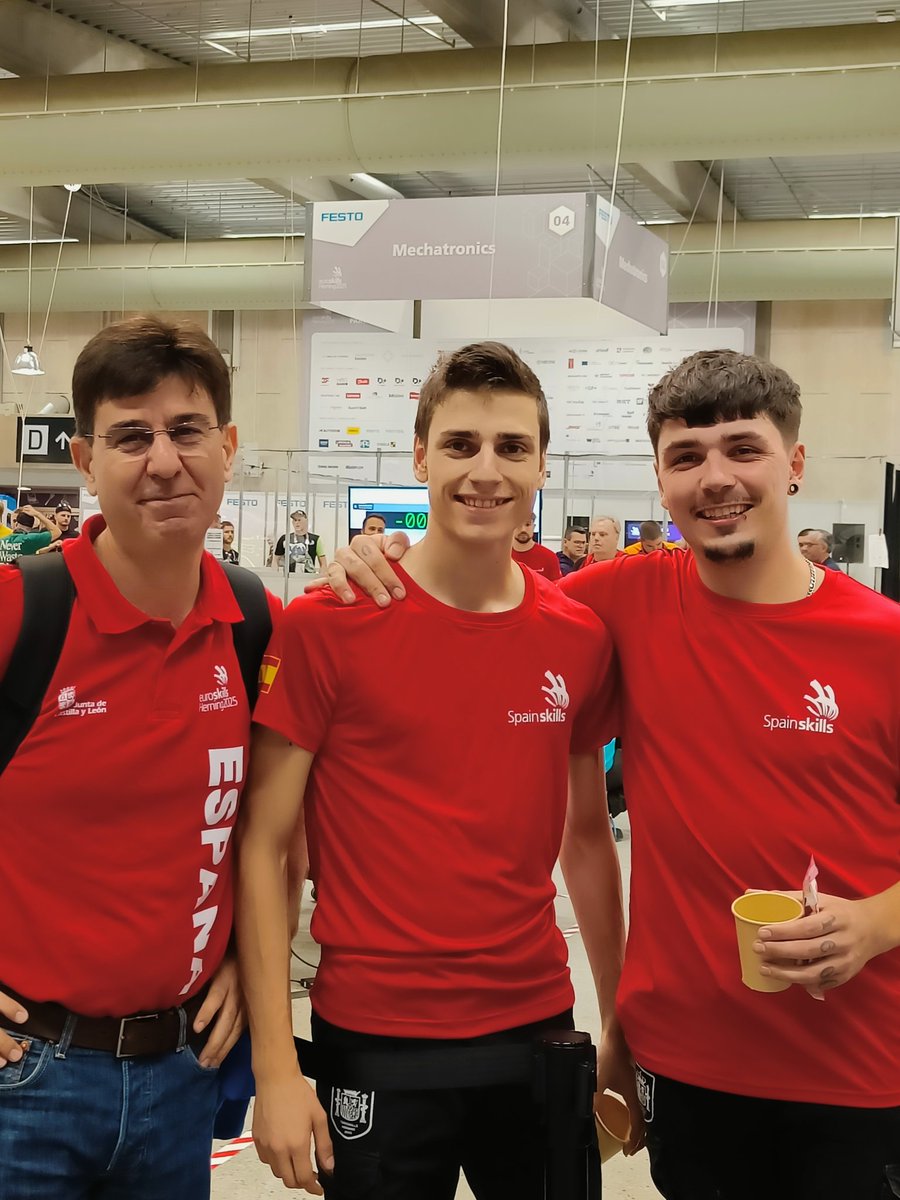 Detrás de cada logro en #CyLSkills hay tutores y tutoras que han acompañado, orientado y motivado a los participantes. Gracias Esther, Luismi, Julio y Manuel por vuestro compromiso y por ser parte esencial del éxito de la #FormaciónProfesional en #CastillaYLeon  <a href="/Spainskills_fp/">Spainskills</a> @