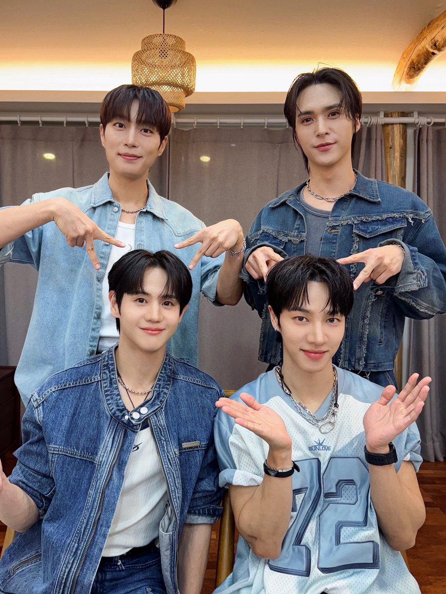 [📸] 제 62회 전북특별자치도민체육대회 개회식

궂은 날씨에도 늦은 시간까지 힘차게 즐겨주신 여러분 진심으로 고맙습니다💡🌹
조심히 들어가시고 따뜻한 밤 보내세요💙💛💚💜🩶

#하이라이트 #HIGHLIGHT
#비스트 #BEAST
#윤두준 #YOONDUJUN
#양요섭 #YANGYOSEOP
#이기광 #LEEGIKWANG
#손동운