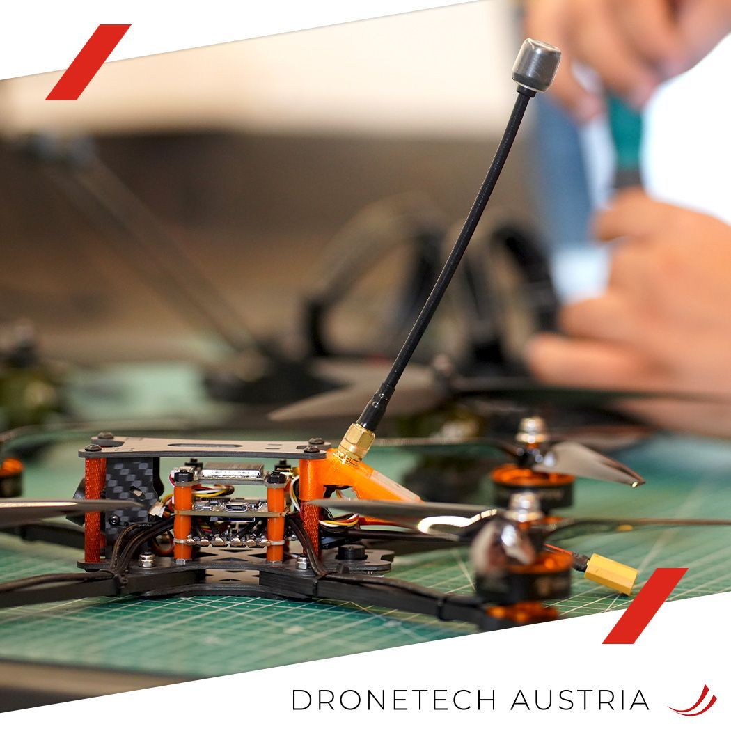 ImmotechAustria's tweet photo. Ein Einblick in unseren Arbeitstag: Wir haben eine 9-Zoll #FPVDrohne gebaut und programmiert, die speziell für hochwertige Image- und #Werbeaufnahmen ausgelegt ist. 🛸📸 Ideal für:
✅ #Imagefilme
✅ #Eventaufnahmen
✅ Präsentationen von Immobilien, Locations oder Produkten https://t.co/PgQrGzoZxC
