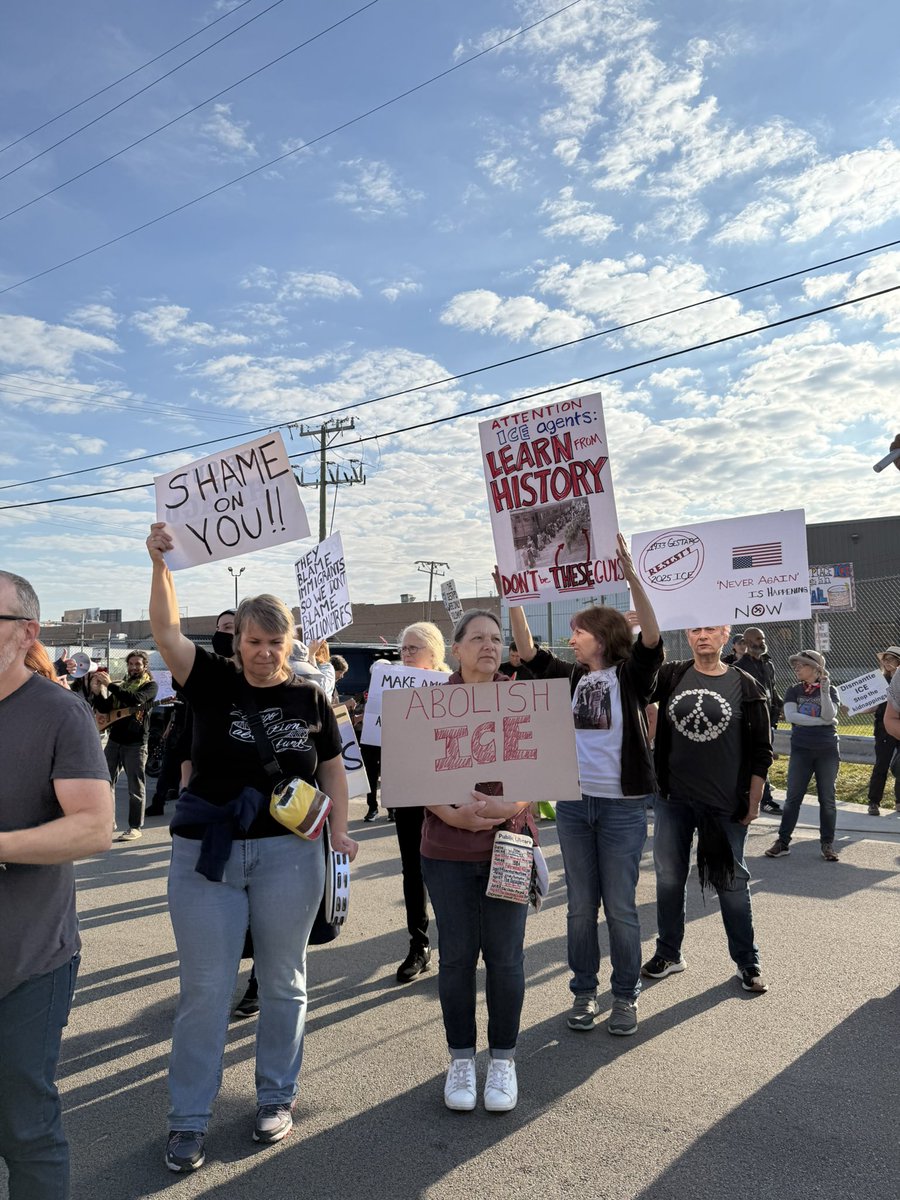 DanielBiss's tweet image. Here’s a bit of what we have been experiencing this morning at the Broadview ICE detention center. 

At 8:45 a.m. they began announcing dispersal orders, which have continued regularly since then.

We are not budging. We are committed  to protecting our communities.