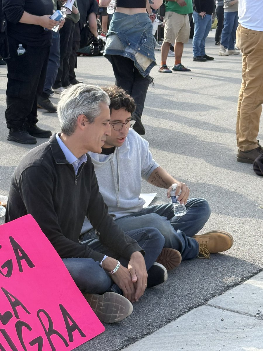 DanielBiss's tweet image. Here’s a bit of what we have been experiencing this morning at the Broadview ICE detention center. 

At 8:45 a.m. they began announcing dispersal orders, which have continued regularly since then.

We are not budging. We are committed  to protecting our communities.